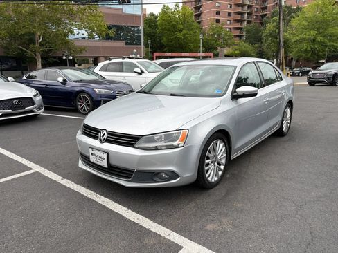 Used 2011 Volkswagen Jetta SEL FWD image 4