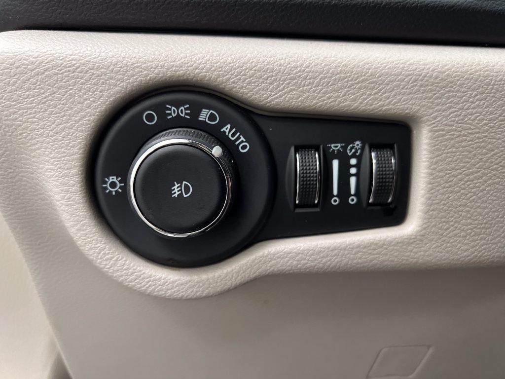 Used 2024 Chrysler Pacifica Touring-L FWD image 54