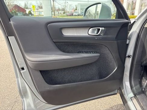 Used 2025 Volvo XC40 B5 Plus AWD/4WD image 17