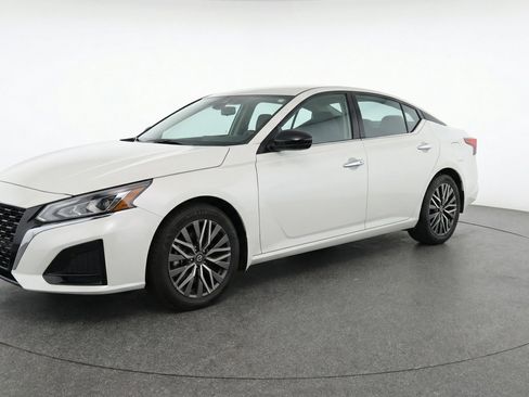 Used 2025 Nissan Altima 2.5 SV FWD image 3