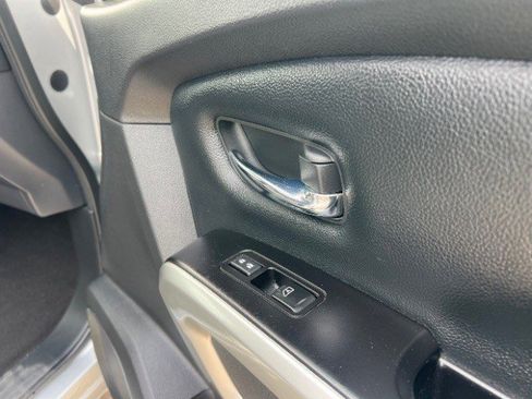 Used 2017 Nissan Titan SV image 11