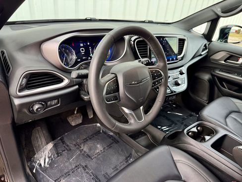 Used 2025 Chrysler Pacifica Select image 10