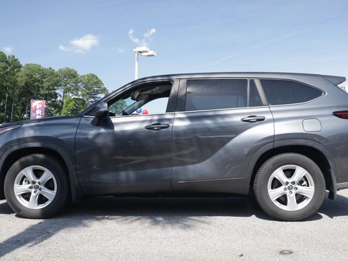 Used 2023 Toyota Highlander LE AWD/4WD image 2