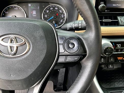 Used 2021 Toyota RAV4 XLE Premium image 11