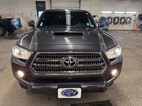 Used 2017 Toyota Tacoma TRD Sport w/ Premium & Technology Package AWD/4WD image 2
