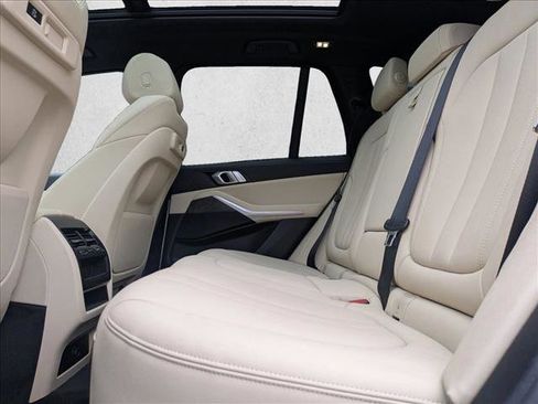 Used 2022 BMW X5 xDrive40i w/ Parking Assistance Package image 19