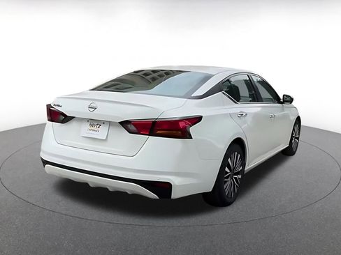 Used 2025 Nissan Altima 2.5 SV FWD image 12