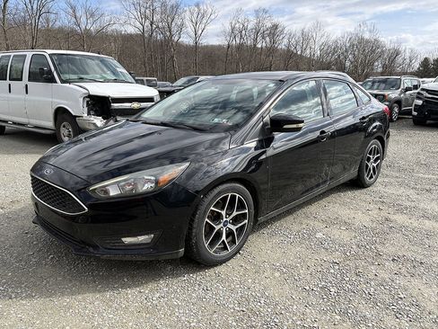 Used 2017 Ford Focus SEL w/ Cold Weather Package FWD image 3