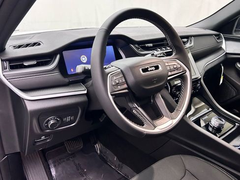 New 2025 Jeep Grand Cherokee L Laredo image 11