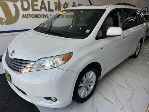 Used 2016 Toyota Sienna XLE w/ XLE Navigation Package AWD/4WD image 4