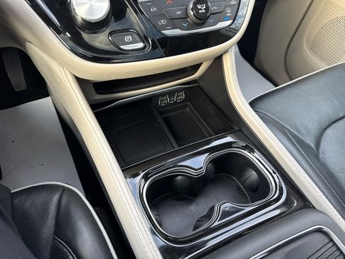 Used 2024 Chrysler Pacifica Limited image 18