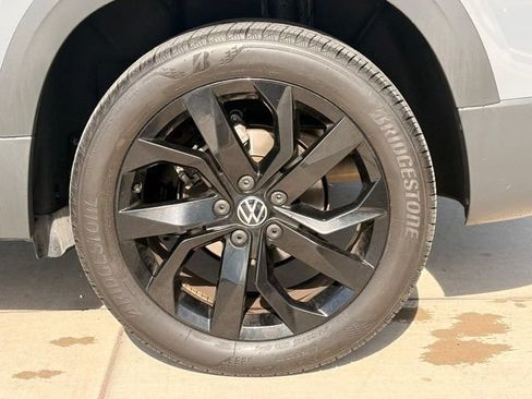 Used 2023 Volkswagen Taos SE w/ Panoramic Sunroof Package FWD image 9
