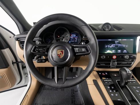 Certified 2026 Porsche Macan AWD/4WD image 13