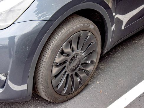 Used 2023 Tesla Model Y AWD image 22