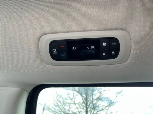 Used 2024 Chrysler Pacifica Select image 29