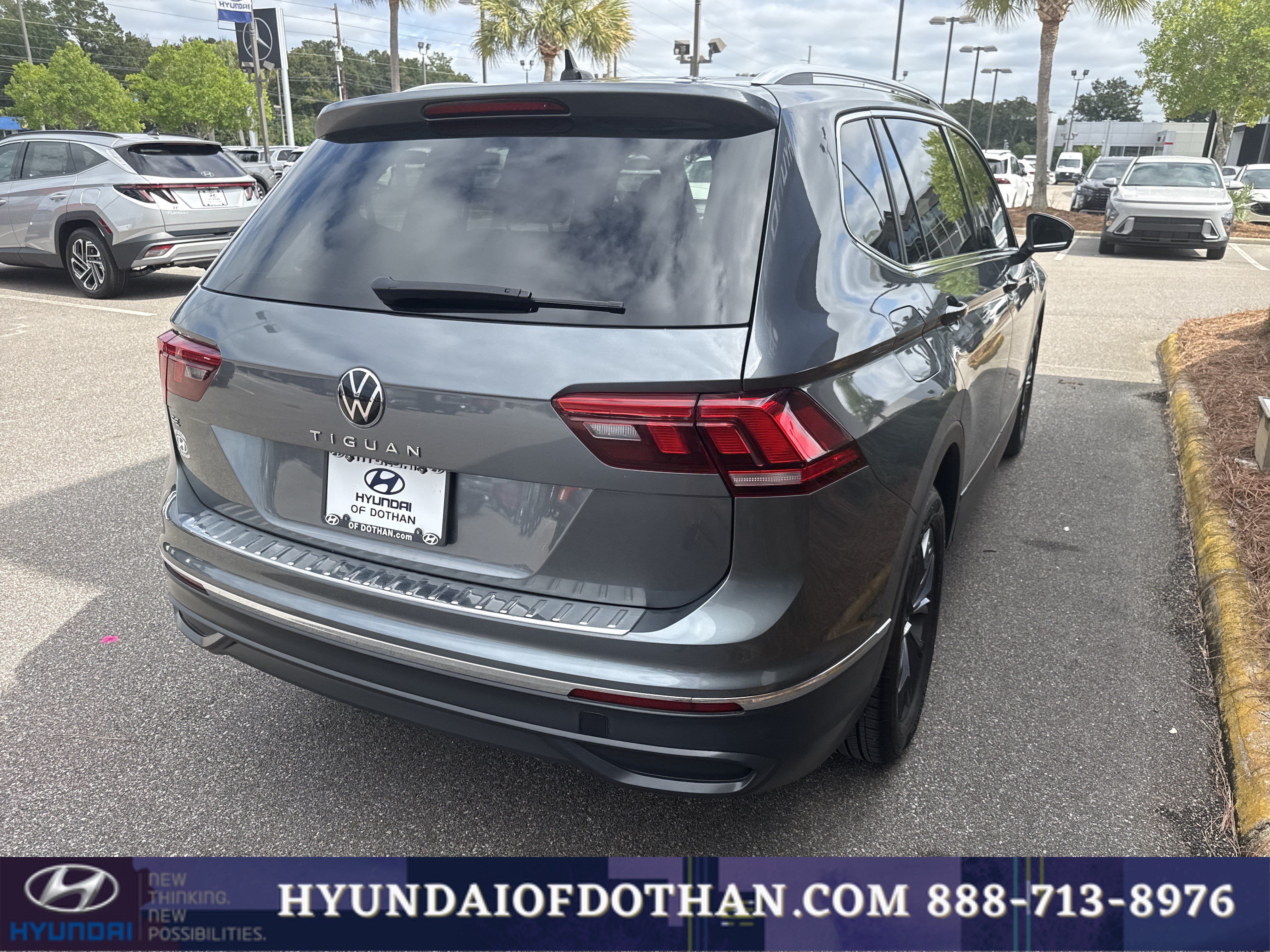 Used 2023 Volkswagen Tiguan SE FWD image 4