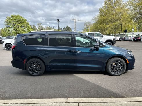 Used 2023 Chrysler Pacifica Touring-L w/ S Appearance Package image 5