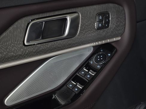 New 2026 Ford Explorer Platinum image 18