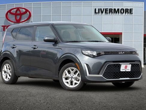 Used 2023 Kia Soul LX w/ Option Group 015 FWD image 2