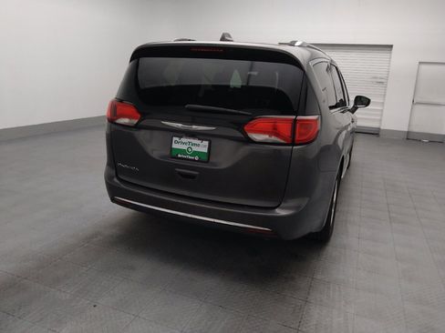 Used 2018 Chrysler Pacifica Touring-L w/ Tire & Wheel Group FWD image 7