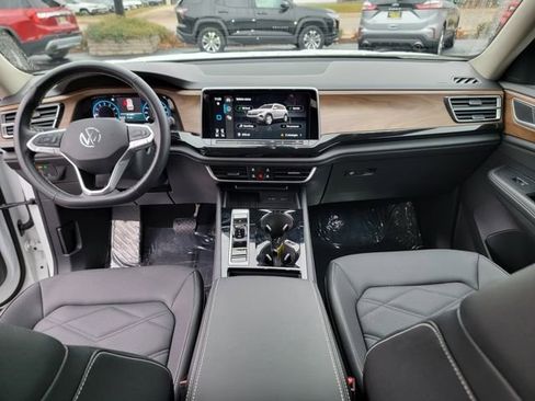 Used 2025 Volkswagen Atlas SE image 24