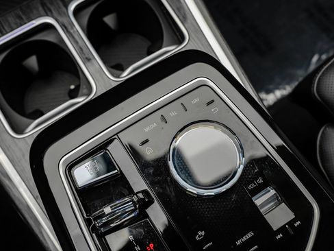 Used 2024 BMW 740i w/ Premium Package 2 image 34