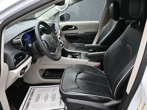 Used 2023 Chrysler Pacifica Limited image 11