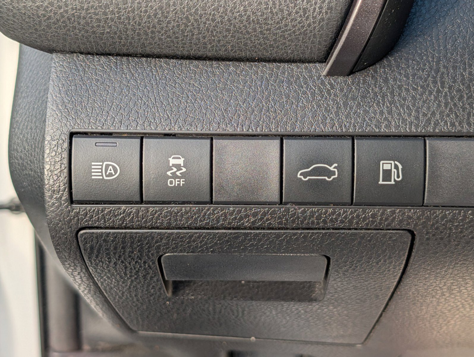 Used 2018 Toyota Camry LE FWD image 9