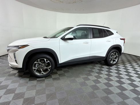 Used 2025 Chevrolet Trax LT w/ LT Convenience Package FWD image 17