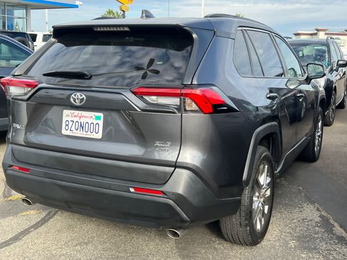 Used 2021 Toyota RAV4 XLE Premium AWD/4WD image 4