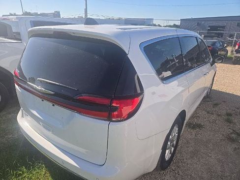 Used 2025 Chrysler Pacifica Select FWD image 3