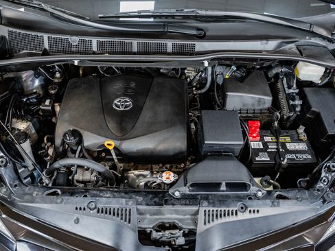 Used 2020 Toyota Sienna L image 18