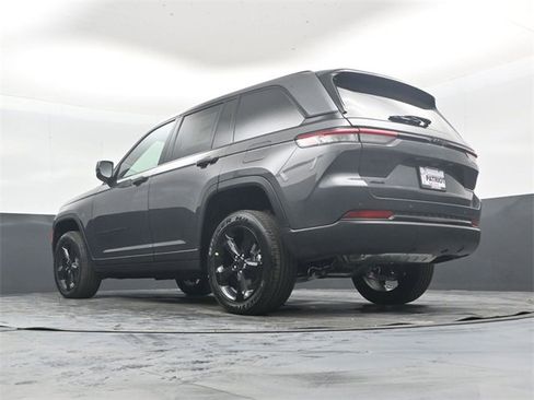 New 2025 Jeep Grand Cherokee Altitude image 41