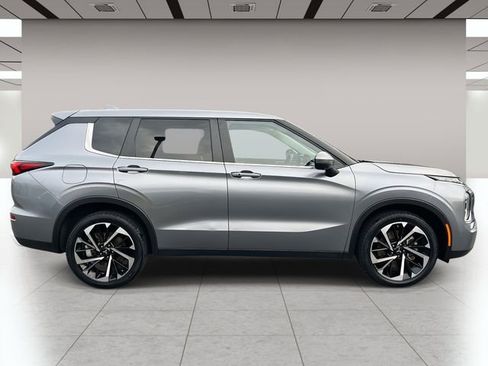 Used 2024 Mitsubishi Outlander SE image 2