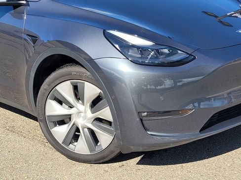 Used 2022 Tesla Model Y Long Range image 9