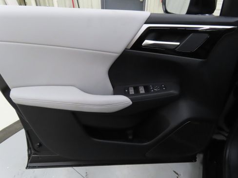 New 2025 Mitsubishi Outlander SE image 9