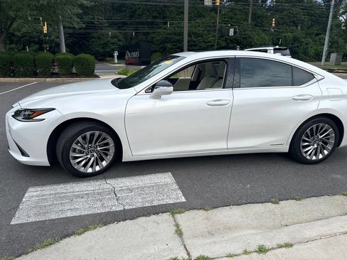 Used 2022 Lexus ES 300h w/ Luxury Package FWD image 4
