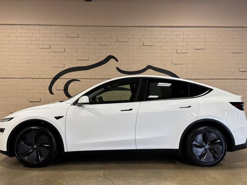 Used 2026 Tesla Model Y 2WD image 10