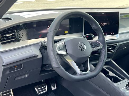 New 2025 Volkswagen Tiguan SE R-Line image 19