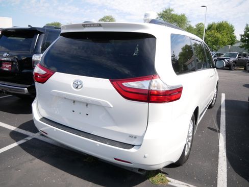 Used 2016 Toyota Sienna XLE w/ XLE Navigation Package FWD image 4