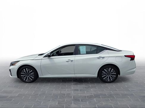 Used 2025 Nissan Altima 2.5 SV FWD image 3
