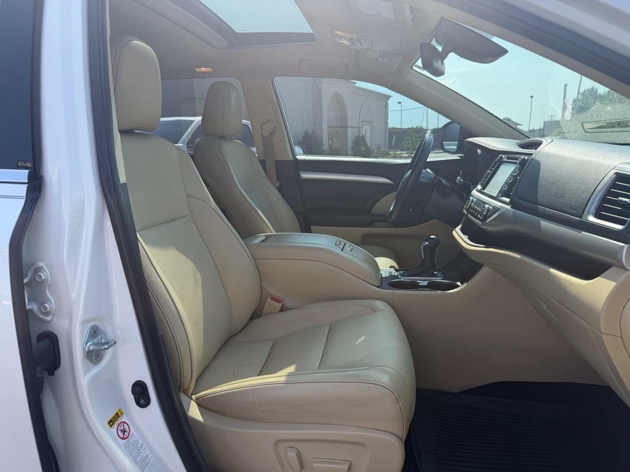 Used 2019 Toyota Highlander XLE FWD image 17
