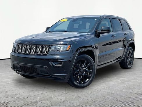 Used 2018 Jeep Grand Cherokee Altitude AWD/4WD image 3