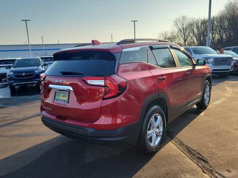 Used 2024 GMC Terrain SLE w/ Driver Convenience Package image 4