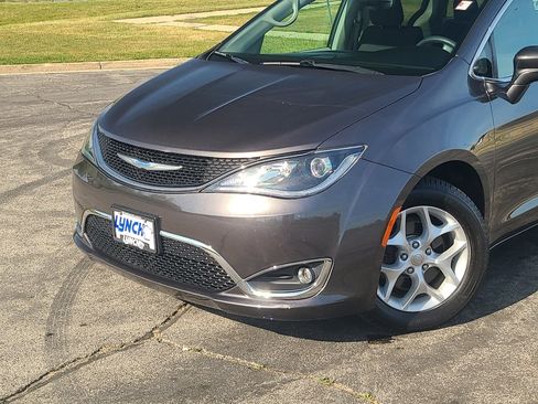 Used 2018 Chrysler Pacifica Touring Plus w/ Tire & Wheel Group FWD image 8