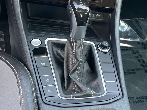 Certified 2025 Volkswagen Jetta SE w/ Sunroof Package FWD image 10
