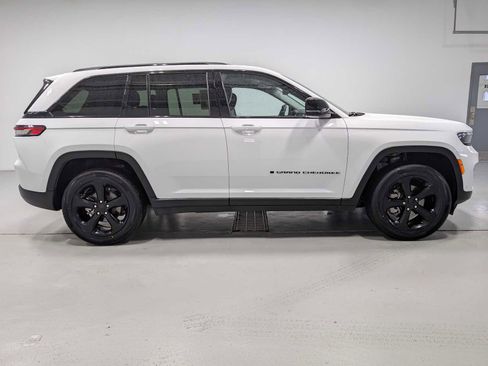 Used 2023 Jeep Grand Cherokee Limited w/ Luxury Tech Group II image 7