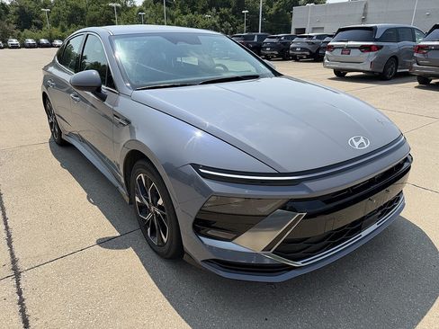 Used 2025 Hyundai Sonata SEL FWD image 2