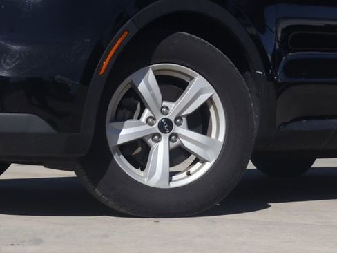 Used 2023 Kia Sorento LX image 2