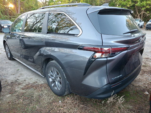 Used 2025 Toyota Sienna XLE AWD/4WD image 4